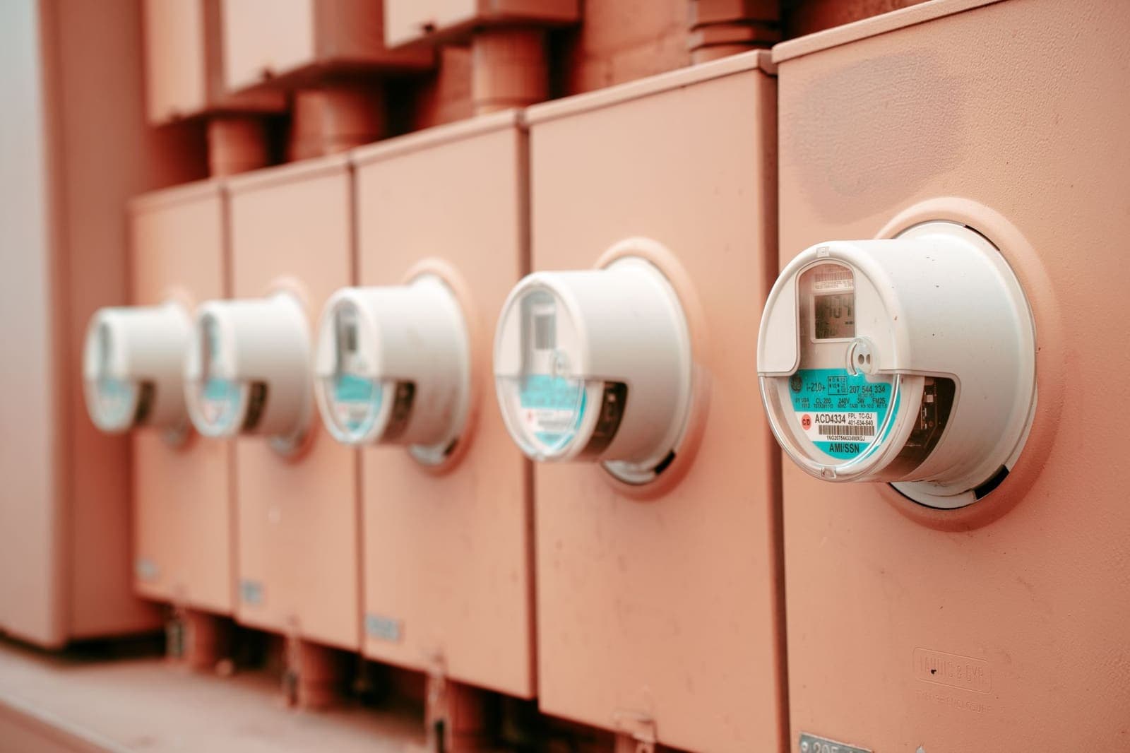 Rij elektriciteitsmeters naast elkaar op een gevel